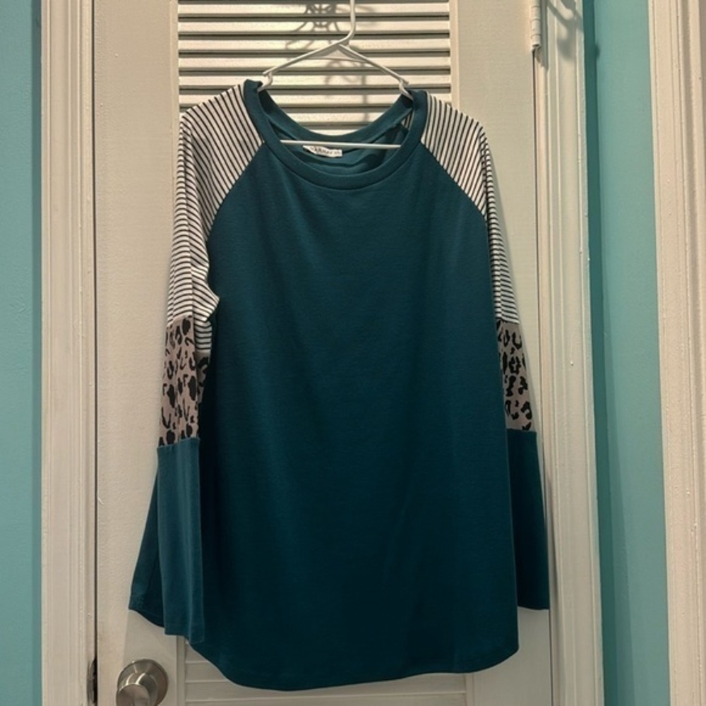 NWOT women’s 3/4 sleeve casual top
